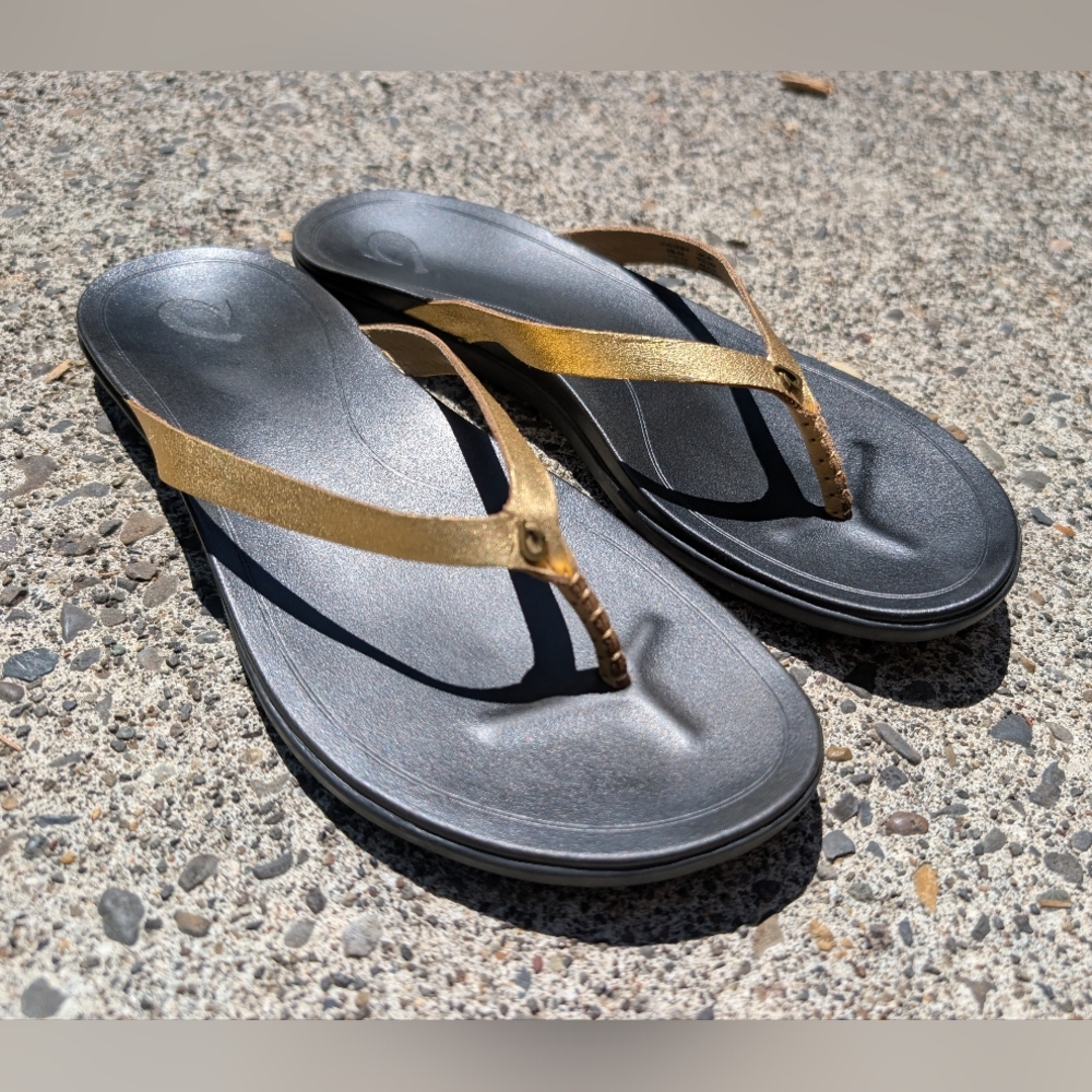 OluKai Ho' Opio Flip Flop - Women's Size 9 Gold/Black